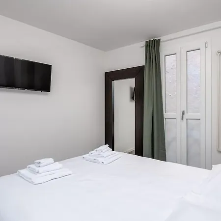 5min Dalle Due Torri, Di Design 2 Apartament